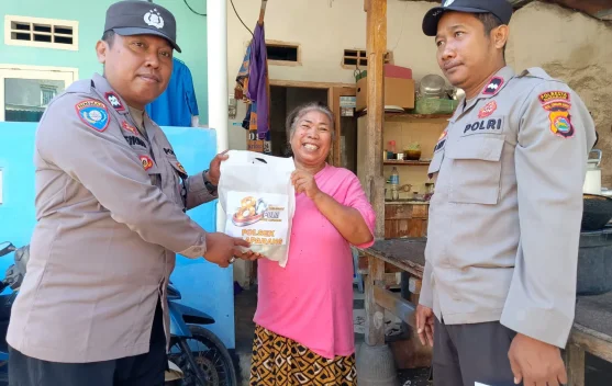 Sambut Hari Bhayangkara ke-80, Polsek Selaparang Salurkan Bantuan Sosial