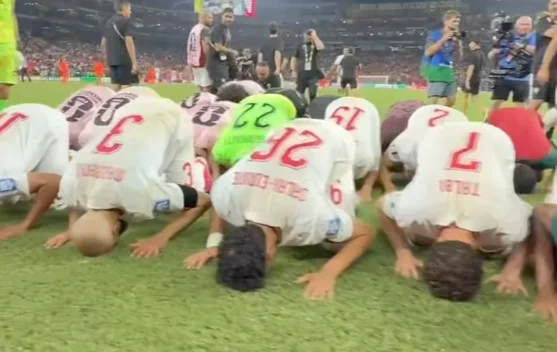 Penuh Haru, Pemain Maroko Sujud Syukur usai Singkirkan Belanda