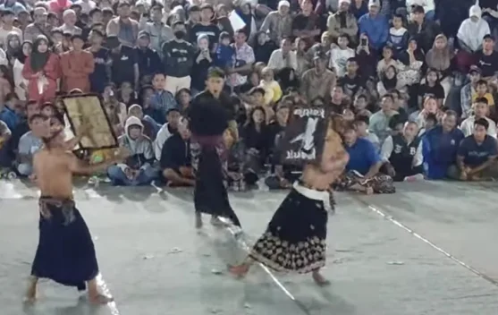 Presean Sabtu Malam di GOR Giri Menang, Tradisi Sasak yang Memikat Wisatawan