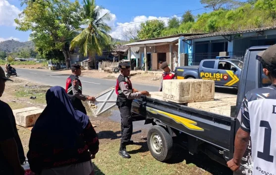 Patmor Polres Bima Kabupaten Bantu Nelayan Angkat Hasil Tangkapan