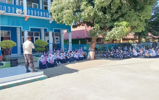 Bhabinkamtibmas Polsek Woha Edukasi Pelajar SMP tentang Bahaya Kenakalan Remaja
