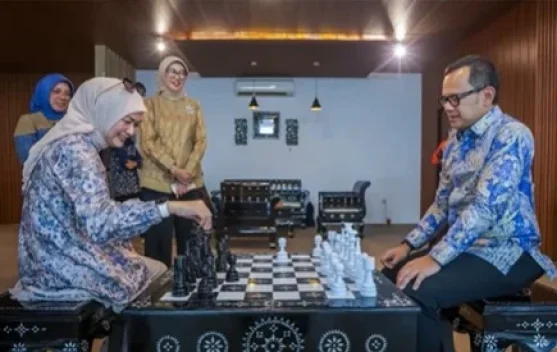 Bima Arya Kagumi Meja Catur CUKLI Karya Warga Binaan Lapas Lombok Barat