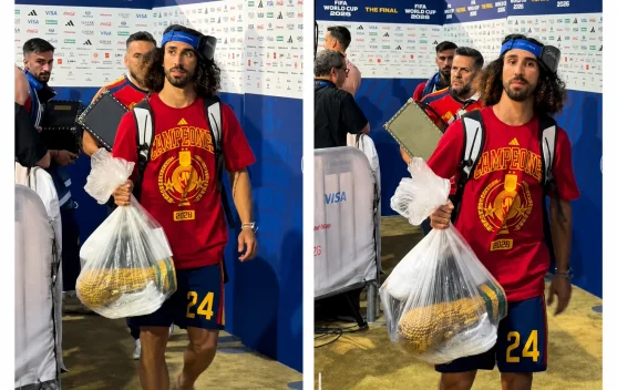 Nyeleneh! Marc Cucurella Bawa Trofi Piala Dunia Pakai Kantong Kresek