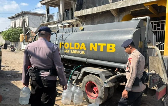 Brimob Polda NTB Salurkan Air Bersih untuk Warga Terdampak Kekeringan di Kota Bima