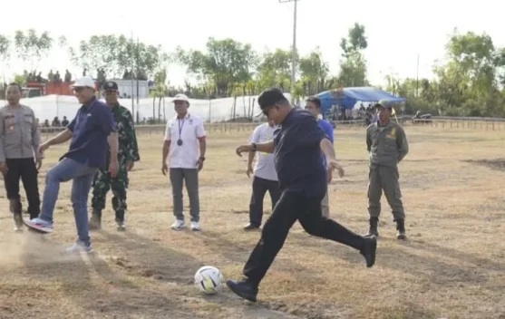 Wabup Kus Janjikan Perbaikan Lapangan Saat Buka Dasan Gelumpang Cup II