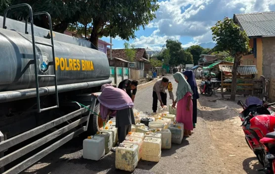 Krisis Air Melanda, Polisi Kembali Antar Bantuan ke Desa Bajo