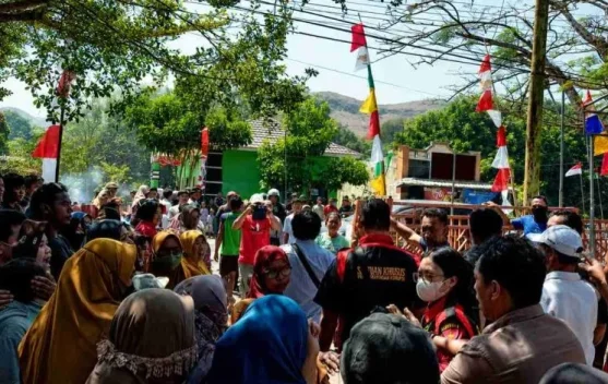 Warga Hadang Penyidik Kejari Dompu Saat Geledah Kantor Desa Tekasire