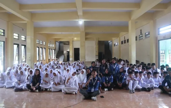 Bijak Bergadget Sejak Dini, Sosialisasi KKN-PMD Unram 2026 di Aikmual