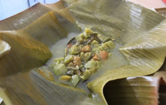 Garang Asem, Keunikan Rasa Asam Segar Daging Bungkus Daun Pisang