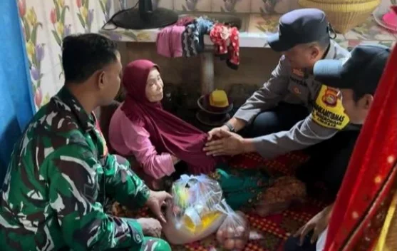 Polsek Lingsar Bagikan 32 Paket Sembako untuk Lansia Kurang Mampu
