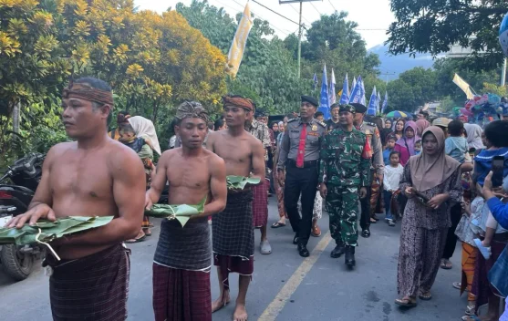 Polisi Amankan Tradisi Sakral Maulud Adat Masjid Kuno Bayan di Lombok Utara