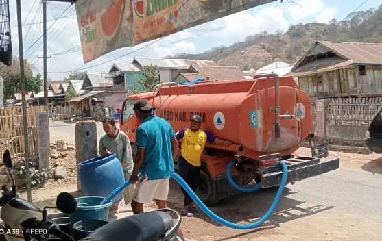 Kekeringan Melanda, BPBD Bima Salurkan 15 Ribu Liter Air Bersih
