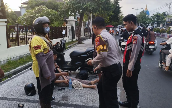 Pengendara Tabrak Pot di Jalan Airlangga hingga Terjatuh, Polisi Evakuasi