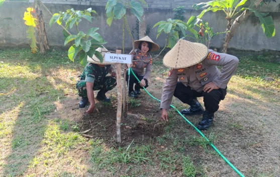 Dari Sengon hingga Durian, Jajaran Polresta Mataram Tanam 265 Pohon
