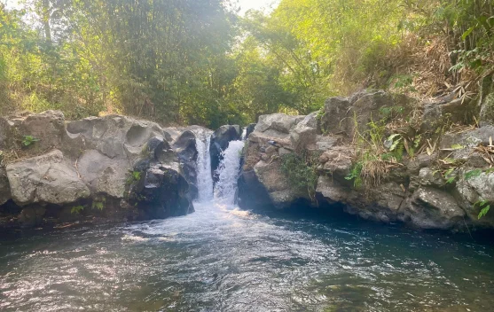 Menjelajahi Surga Tersembunyi Suranadi: Pesona Air Terjun Tibu Jam di Lombok Barat
