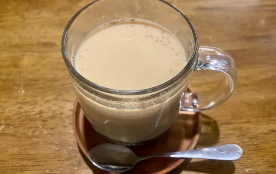 Kehangatan Teh Adeni: Cita Rasa Teh Susu Rempah Khas Yaman yang Memikat