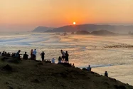 Pesona Sunset di Bukit Merese: Lautan Cahaya Senja di Mandalika, Lombok