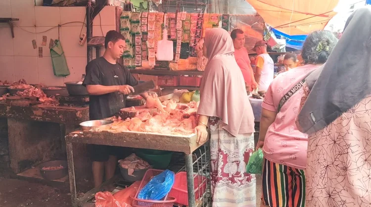 Harga Ayam di Pasar Sei Sikambing Tembus Rp50.000
