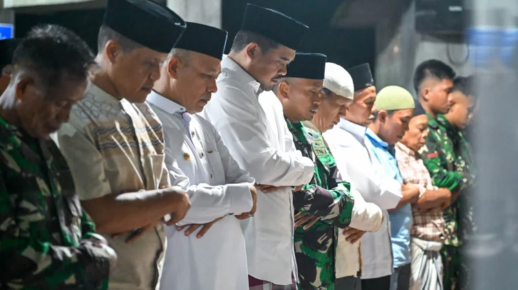 Bobby Nasution Salat Tarawih Perdana di Lokasi Bencana
