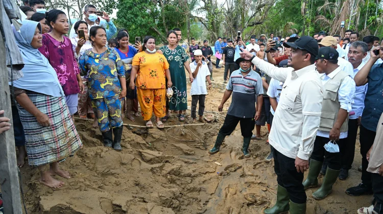 Bobby Nasution Temui Warga Korban Banjir Tapteng