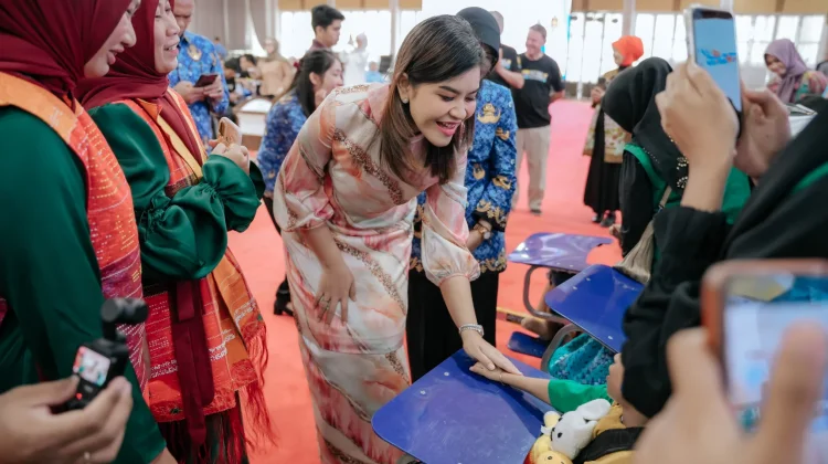 Kahiyang Ayu Serahkan Kursi Roda Anak Cerebral Palsy