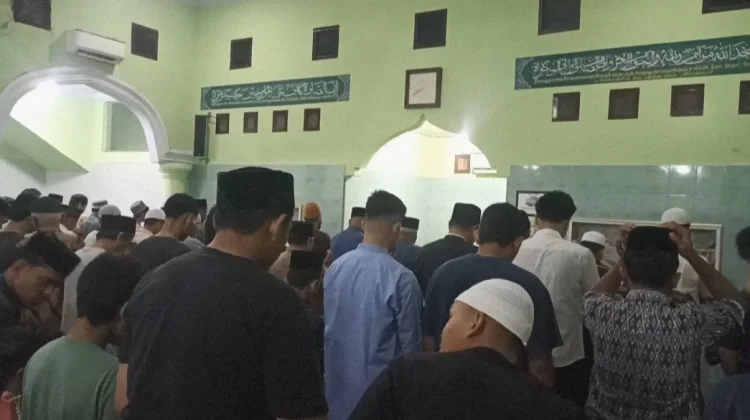 Masyarakat Antusias Ikuti Tarawih Pertama di Masjid Ar-Ridho