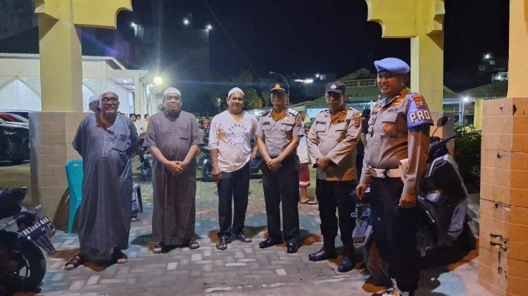 Personel Polres Tanjungbalai Amankan Masjid Gelar Salat Tarawih