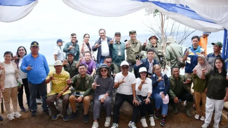 Wabup Samosir Tanam Pohon di Pusuk Buhit