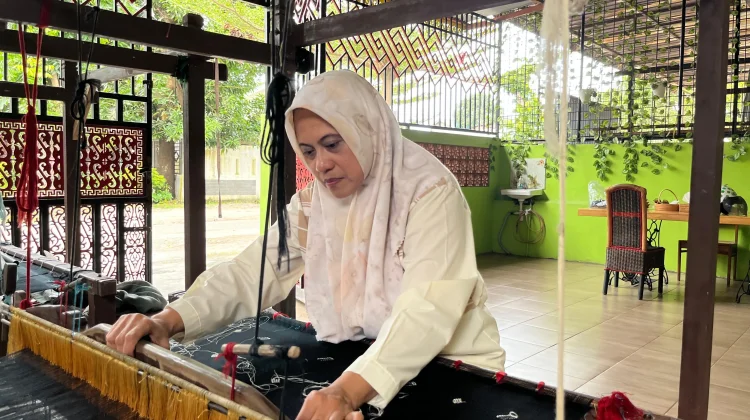 Reihani Tenun Batik Batak Melayu Menjadi Simbol UMKM Naik Kelas di Sumut
