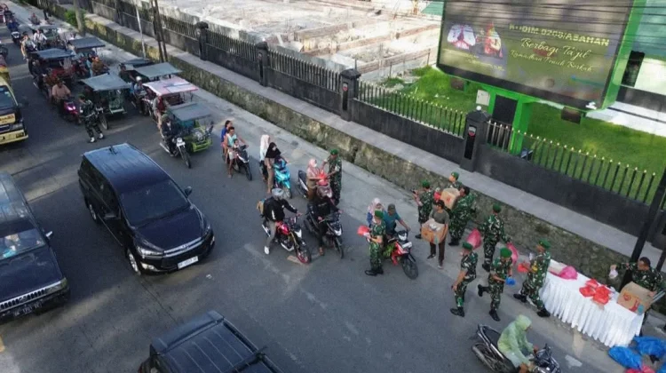 Kodim 0208 Asahan Berbagi Takjil kepada Masyarakat