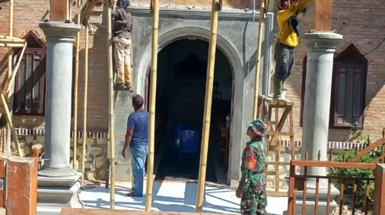 Babinsa Bersama Jemaat Renovasi Gereja Katolik di Pardomuan