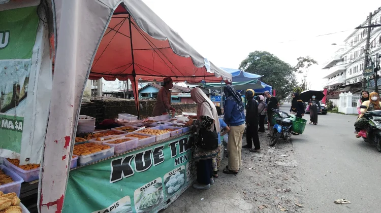 Penjual Bukaan di Jalan Beo Raup Untung Ramadan