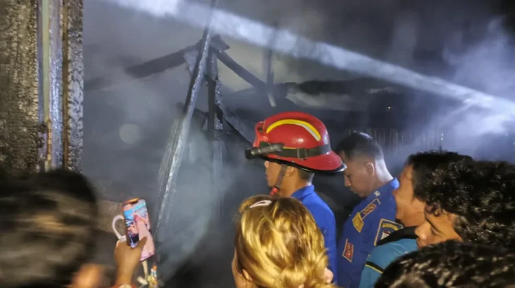 Pagi Dini Hari Satu Unit Rumah Nyaris Terbakar