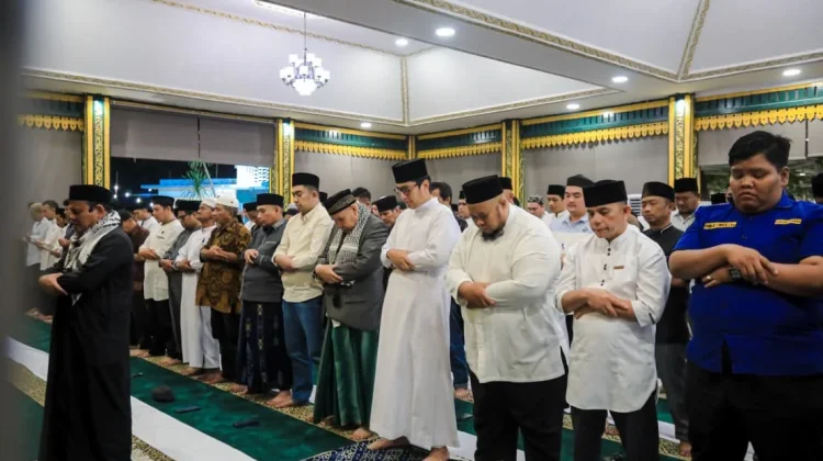 Rico Waas Gelar Salat Tarawih Bersama di Pendopo Rumah Dinas