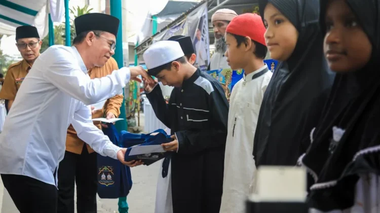 Safari Ramadan di Masjid Jami’, Zakiyuddin Serahkan Hibah dan Santuni Anak Yatim