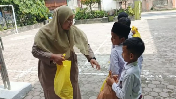 Ratusan Siswa MIS Al-Ikhlasiah Terima Paket MBG