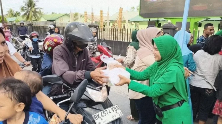 Persit Kartika Chandra Kirana Asahan Berbagi Takjil