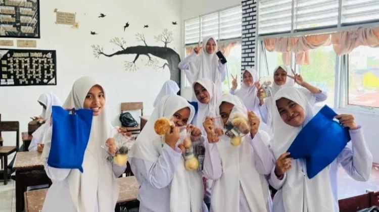 Peserta Didik MAN Tanjungbalai Terima Paket MBG untuk Berbuka Puasa