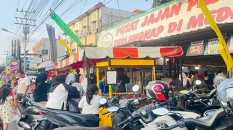Toko Jajanan Pasar Picu Kemacetan saat Ramadan
