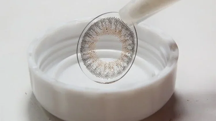 Melepas Softlens yang Aman untuk Cegah Iritasi dan Infeksi Mata
