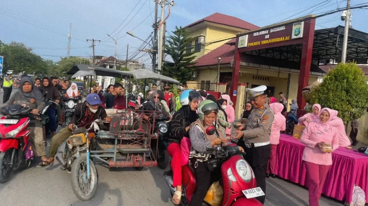 Polisi dan Pengurus Bhayangkari Berbagi Takjil
