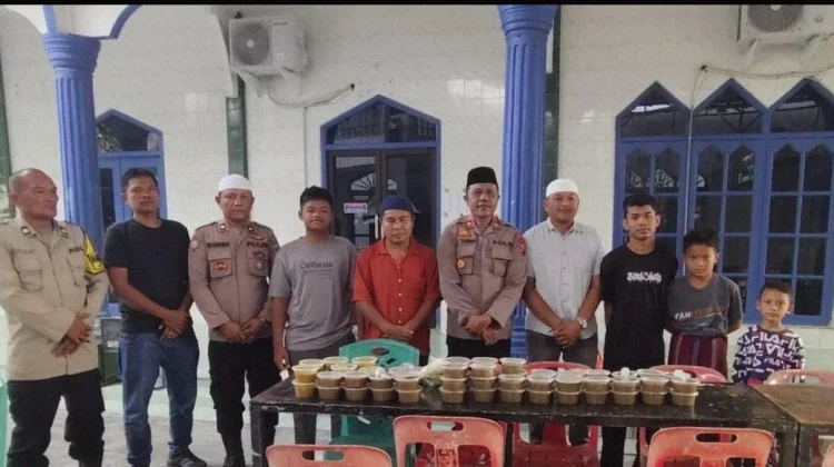 Polsek Berbagi Paket Takjil ke Mesjid