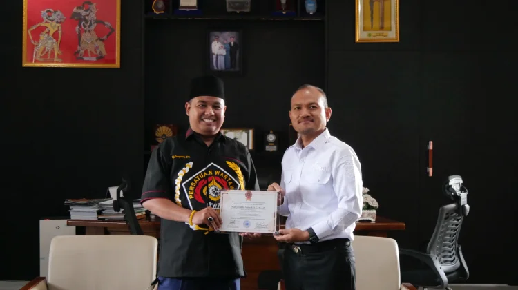 Mahyaruddin Terima Cendera mata Hari Pers Nasional