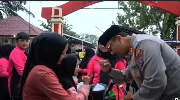 Polres Langkat bersama Elemen Cipayung Berbagi Takjil