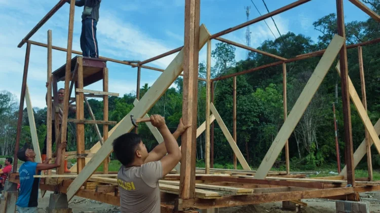 Brimob Batalyon C Membantu Warga di Kecamatan Batang Toru