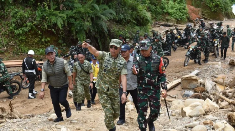Kasum TNI Tinjau Infrastruktur dan Pengungsian Pascabencana di Tapteng