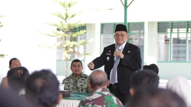Kodim 0206/Dairi Serahkan 1.050 Bibit Pohon untuk Program Dairi Asri