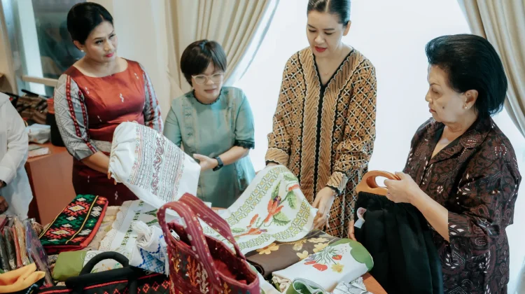 Kahiyang Ayu Promosikan Kriya Sumut kepada Ketua Umum IAD
