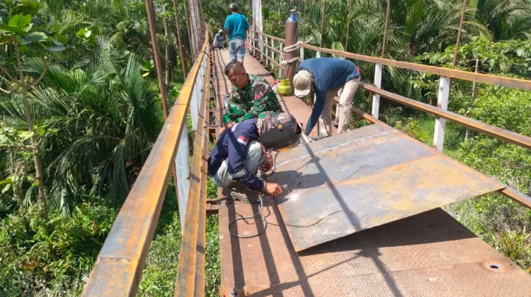 Kodim 0208/AS Rampungkan Perbaikan Jembatan Gantung Desa Jati Mulia