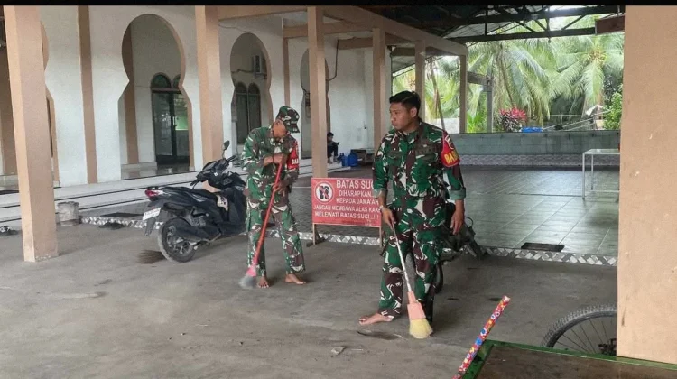Personel Koramil 07  Bersih - Bersih Rumah Ibadah